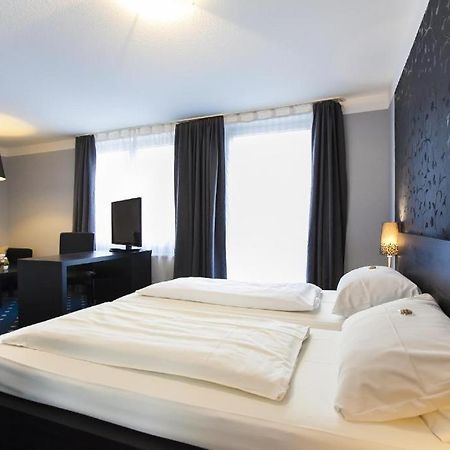 Hotel Am Berliner Platz Лангенфельд Экстерьер фото