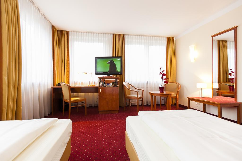 Hotel Am Berliner Platz Лангенфельд Номер фото